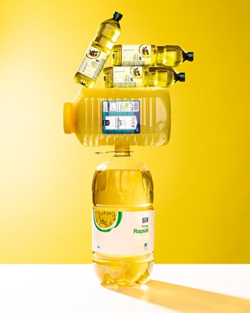 Gestapelte Eigenmarken-Ölflaschen